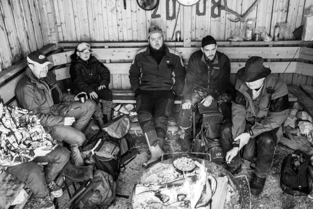 Jägare grillar korv under älgjakten