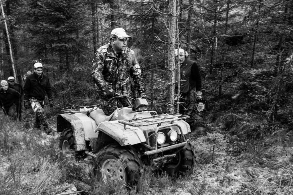 jägare på fyrhjuling under älgjakten