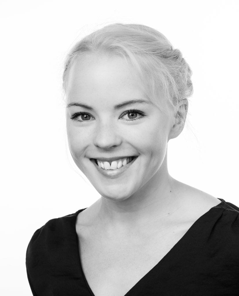 Jobbfoto av blond kvinna