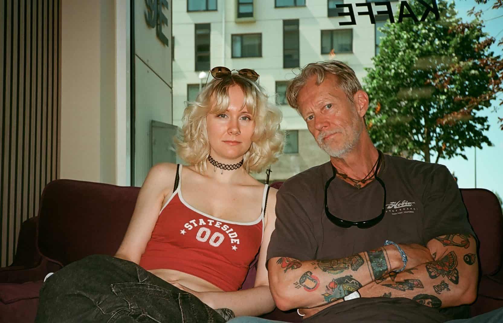 Far och dotter på café