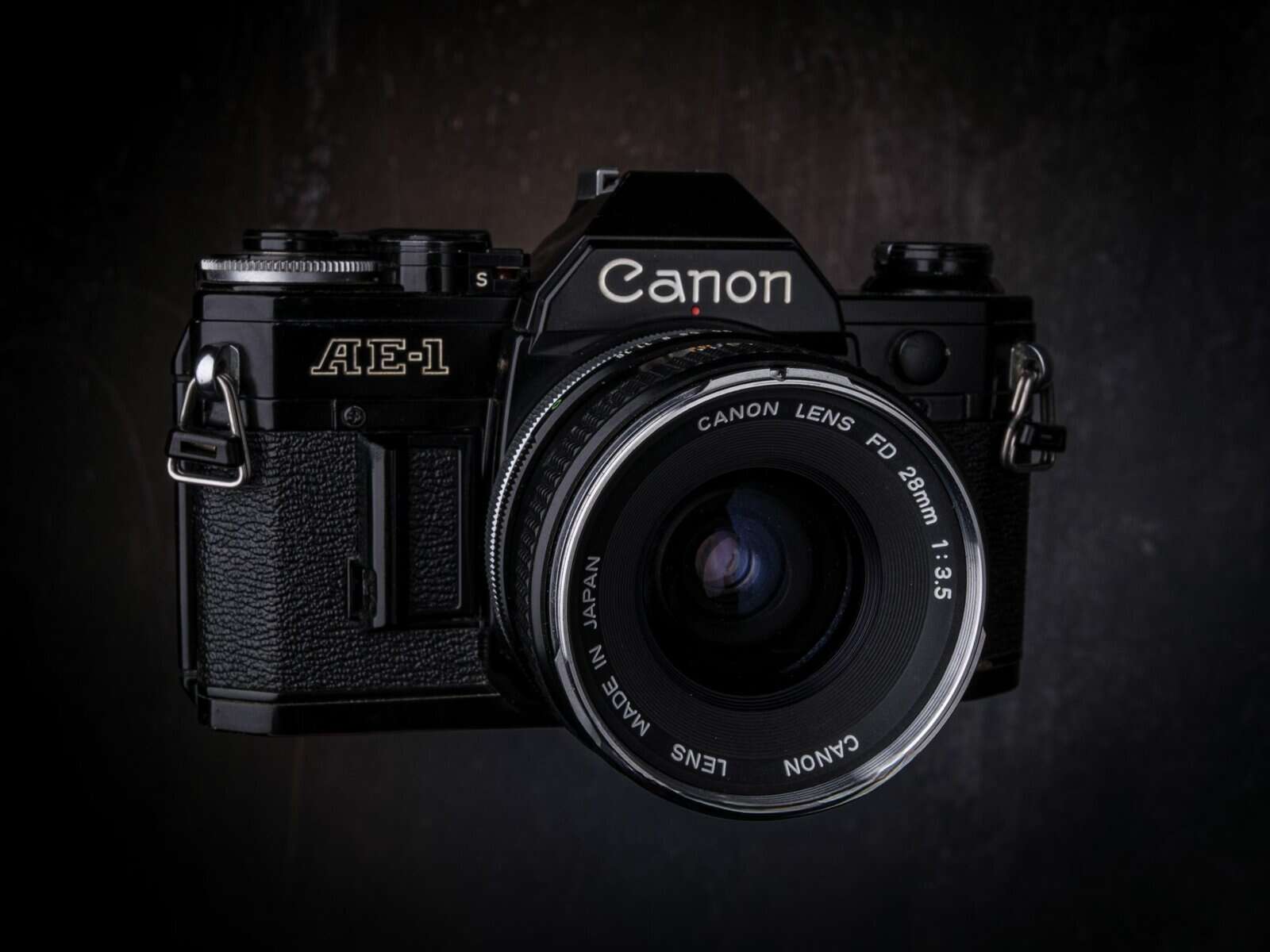 Canon AE-1 med 28mm objektiv
