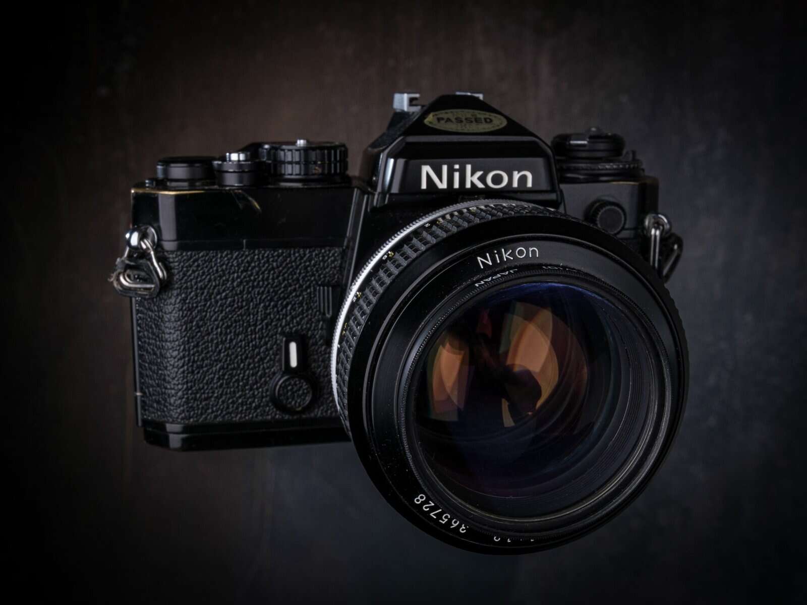 Nikon FE med stort objektiv